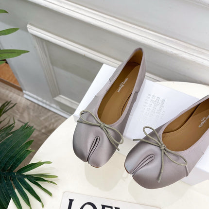 LOEWE 26S SPLIT-TOE BALLET FLATS IN GREY SILK