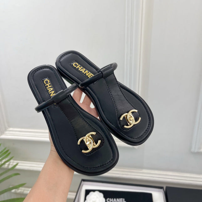 CHANEL 26S THONG SANDALS IN BLACK LAMBSKIN WITH GOLD TONE CC LOGO