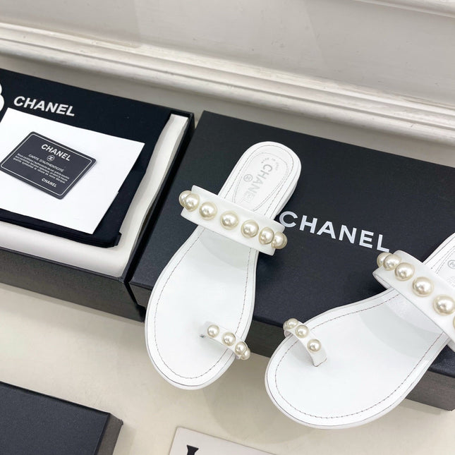 CHANEL 26S THONG SANDALS IN WHITE LAMBSKIN WITH PEARL EMBELLISHMENTS