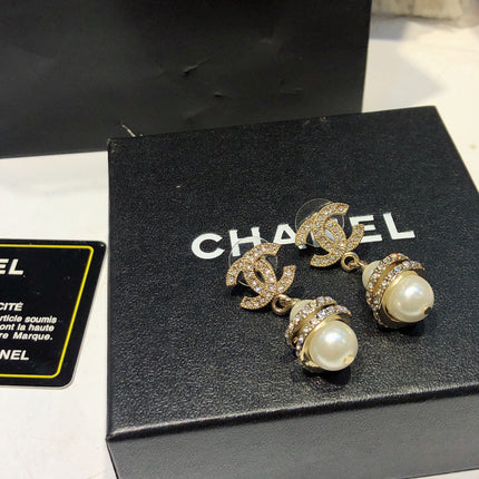 CHANEL 26S DOUBLE C LOGO PAVE CRYSTAL DROP EARRINGS WITH PEARL CHARM IN GOLD METAL 633339