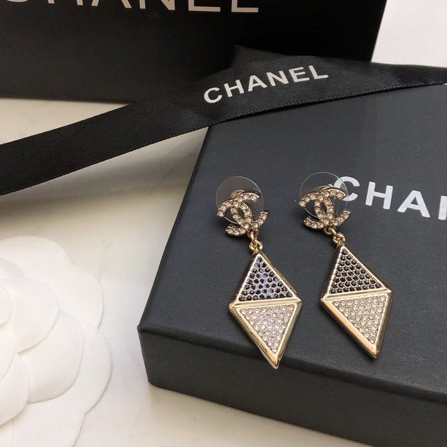 CHANEL 26S DOUBLE C LOGO TWO TONE PAVE CRYSTAL DIAMOND SHAPE DROP EARRINGS IN GOLD METAL 631833